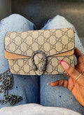 Sac à bandoulière motif monogramme – Camel